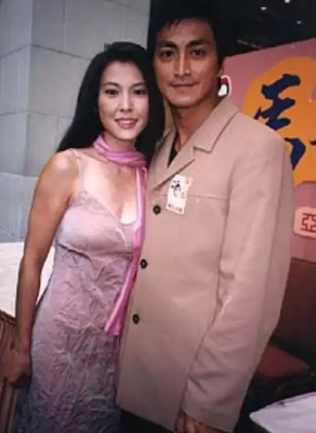 可惜这份爱最终还是无疾而终,1998年吴镇宇与李婉华刚分手,在1999年