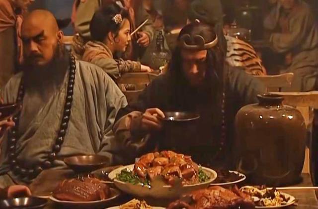 这仗打得真奇怪:吴用为啥不挖坑 公孙胜为啥不做法 鲁智深武松为啥喝着酒偷笑