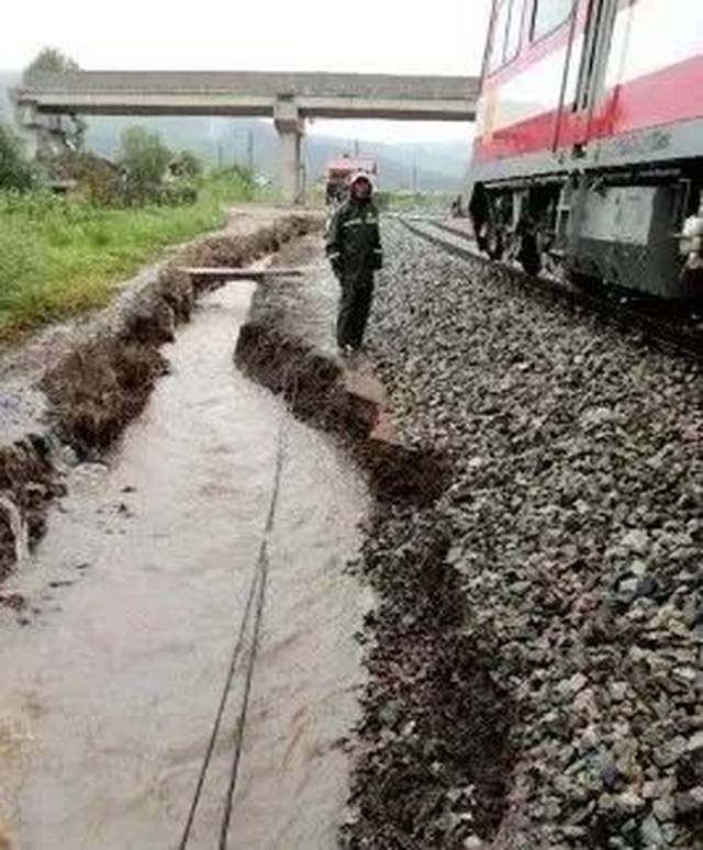 安排人员全线检查,清理溜坍线路泥土,使用编织袋堆码加固路肩冲刷危害