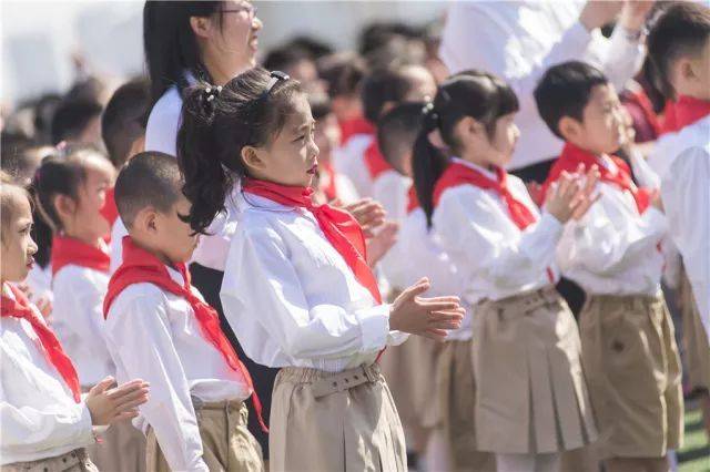 长春小学上演校服时装秀,看哪家更潮啊【投票】