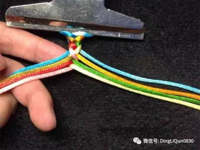 编好后的手链链体是圆柱形,编法不是很难,可以用一种或多种颜色的绳子