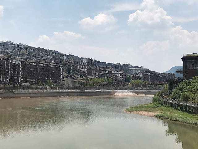 图为沿赤水河而建的茅台酒厂. 平台声明