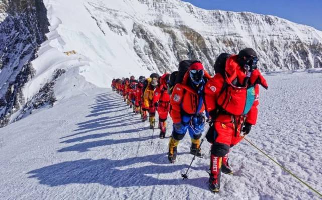 "green mountaineers" clean up everest"s litter