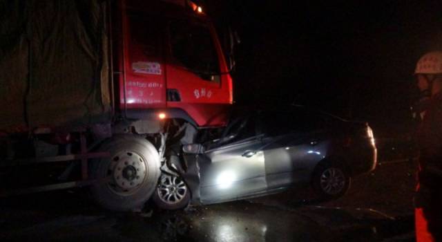 九江发生惨烈车祸一小车司机身亡,夜间行车多危险一定要知道!