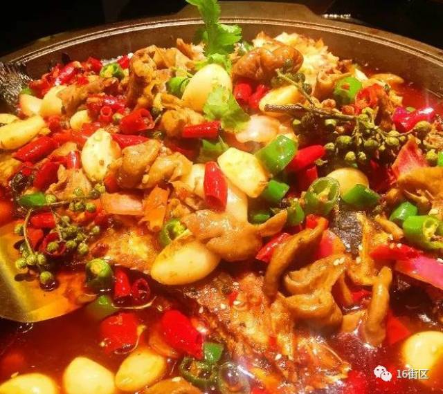 采用经典老川菜中的红烧肥肠 融入特色烤鱼加入大蒜香葱头青花椒 让