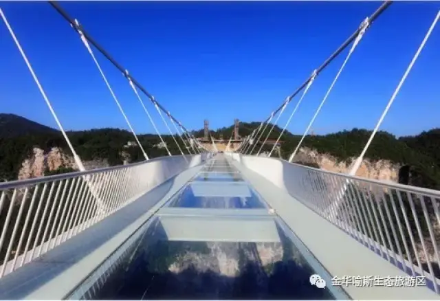 喻斯万众瞩目的七彩四季高空漂流 9d玻璃桥终于和大家