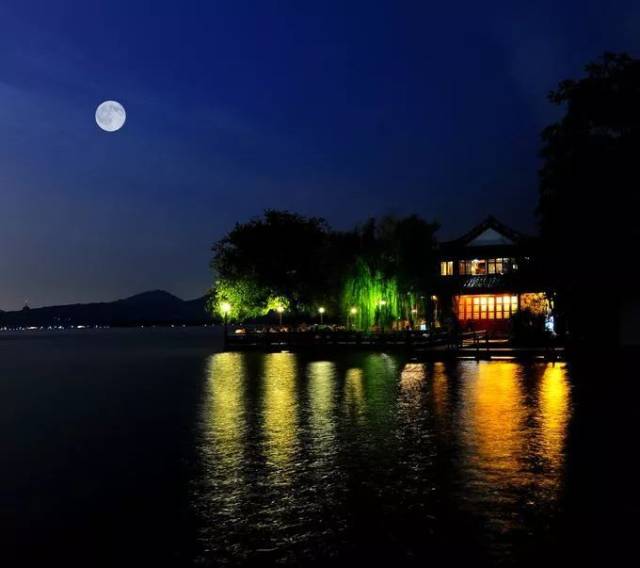 杭州西湖的秋夜之月,自古被公认为良辰美景,充满了诗情画意.