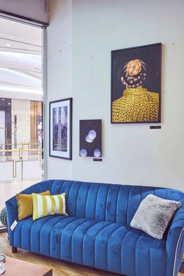 独特个性的意式画作,和明亮的蓝色沙发搭配起来,隐约透露着一股意式
