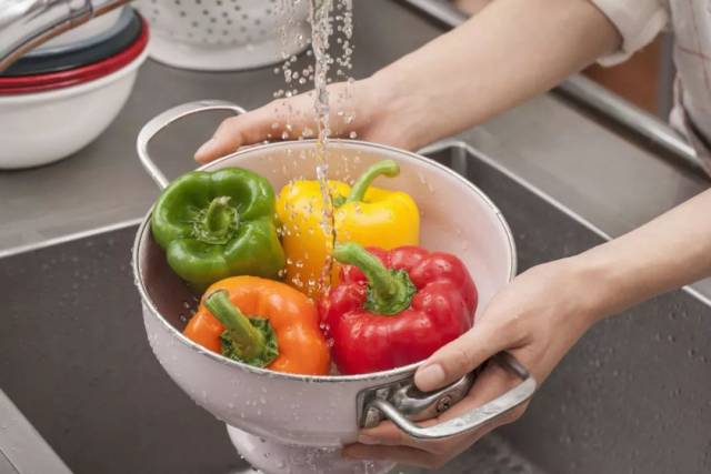 这样洗蔬菜,越洗越脏!不仅没洗掉农药,还会导致营养丢失!
