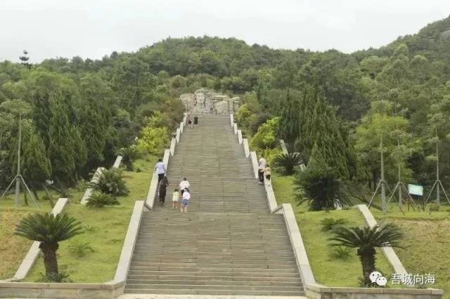 南阳山位于江田镇南阳村.从市区出发到南阳山大概一个小时的车程.