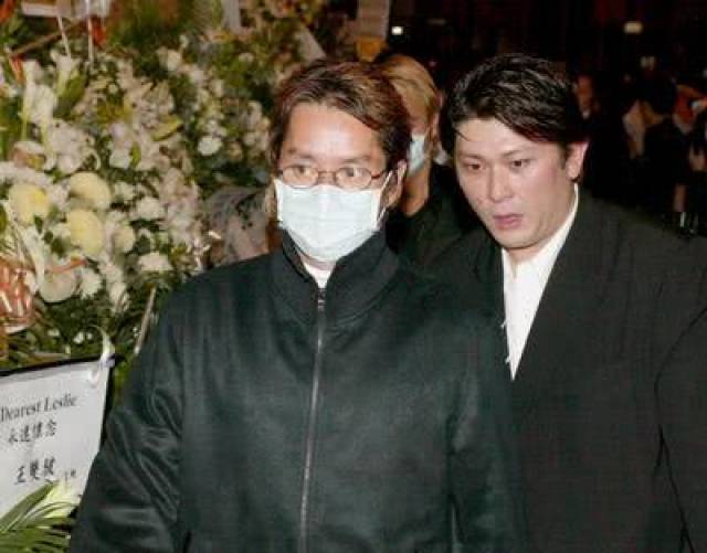 张国荣葬礼现场,百位明星好友出席,梅艳芳伤心