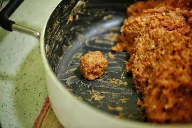 用了十年的炸丸子秘方!外酥里嫩太好吃,窍门竟