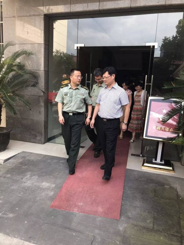 精作米市】"八一"建军节前夕 区政协主席周志辉一行慰问省军区第七