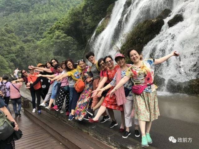 上海老年人旅游团在贵州留影(胡光凡老人供图)
