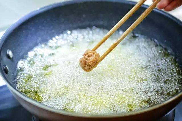 用了十年的炸丸子秘方!外酥里嫩太好吃,窍门竟