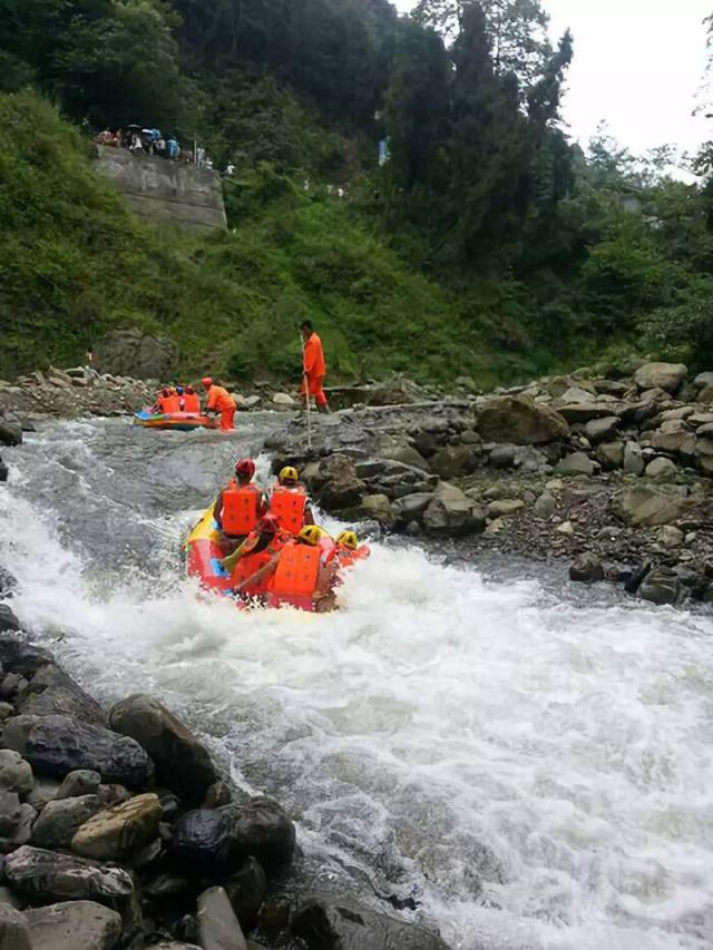 神清气爽 什邡红峡谷 风景十分优美 可以边耍漂流边看美景 吃住耍都很