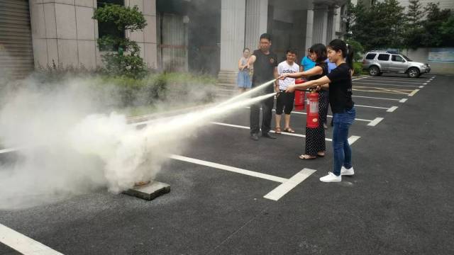 培训结束后,在我局院内居民楼开展了逃生演练,并在消防培训员现场指导