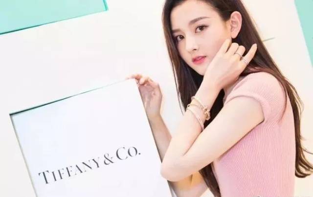 粉嫩嫩的小仙女笑起来仿佛能点亮这个浪漫盛夏!