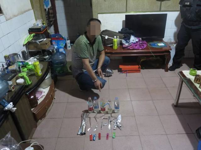 玉溪峨山警方捣毁一吸贩毒窝点,5名瘾君子被一锅端,现场还有手枪