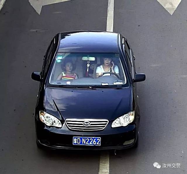 开车打电话_男生开车打电话_打电话卡通人物-圈子花园图片