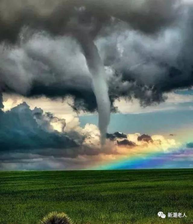 天上乌云龙卷可能是暴风雨,但是你看到下面那一抹的彩虹吗?