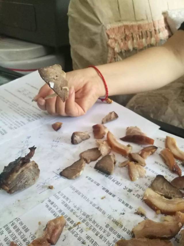 真恶心!熟食中惊现蛆虫,买方卖方各执一词,事情该如何