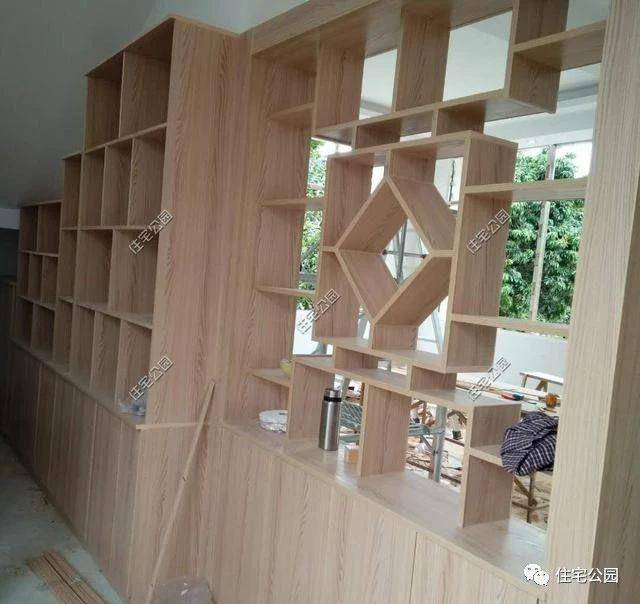 厨餐区域里的多宝阁,也是请的木工师傅来家里按照房屋尺寸专门打造的.