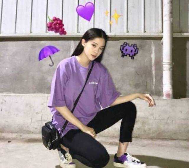 欧阳娜娜一身紫色穿搭,脚上