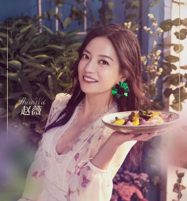 同为女神,赵薇也是编发的忠实爱好者,第一季作为老板娘的赵薇就带火