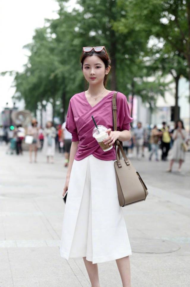 街拍:青春时尚又有韵味的姑娘,身材苗条身姿挺拔!