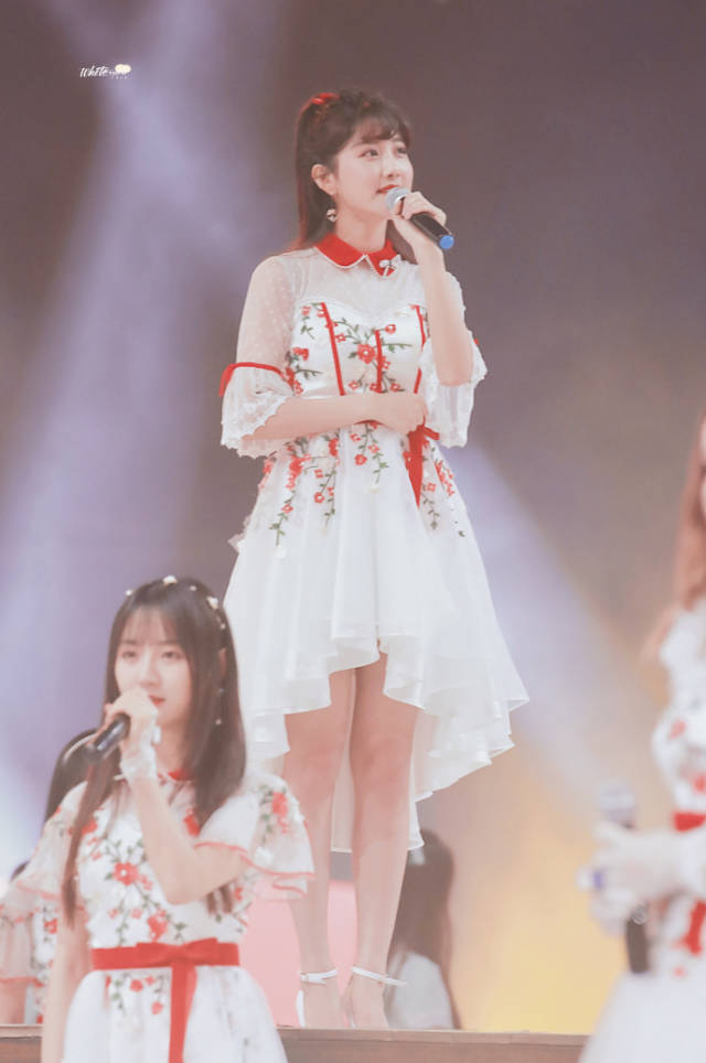 李艺彤身穿白色连衣裙现身snh48第五届总决选演唱会 战斗力满满
