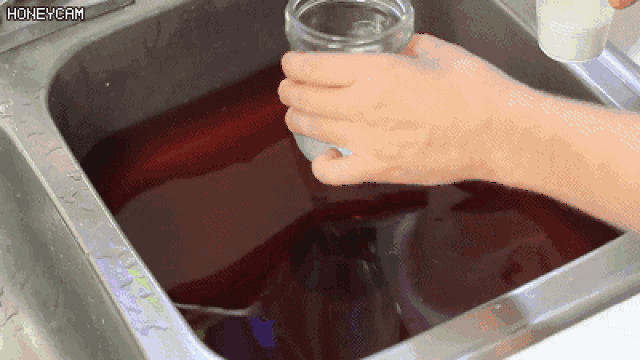 取一杯醋和半杯小苏打,倒入堵塞的洗手池中.