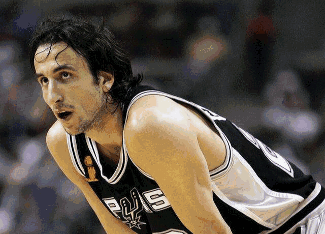 经历过加冕桂冠的荣耀 感受过夺冠失败的遗憾 潮起潮落,来来往往 不变