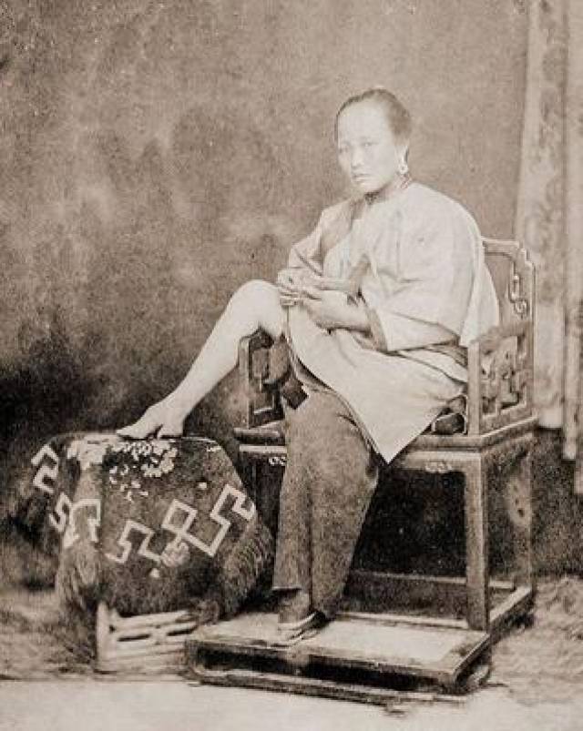 老照片:裹脚缠足,奇葩审美下的产物,荼毒中国女人千年之久!
