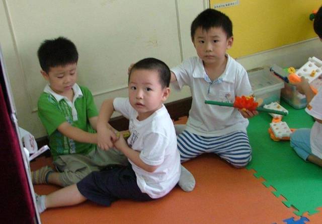 孩子在幼儿园咬伤同学,老师向家长告状,家长却觉得孩子做得对!