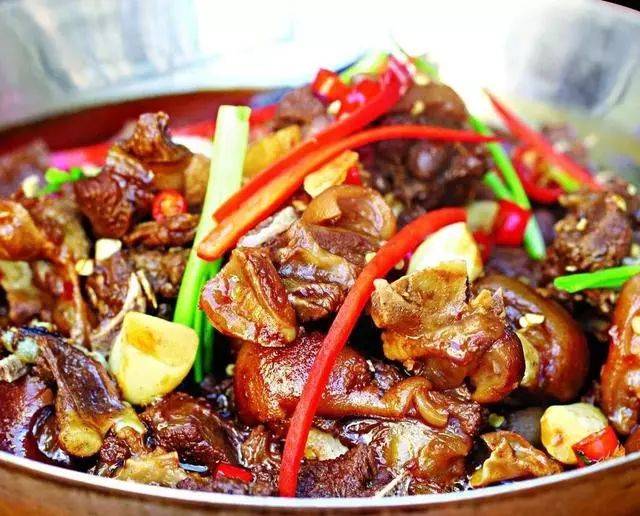 观澜狗肉店四季生易火暴,多为客家人经营.观澜狗肉有热菜和冷盘之分.