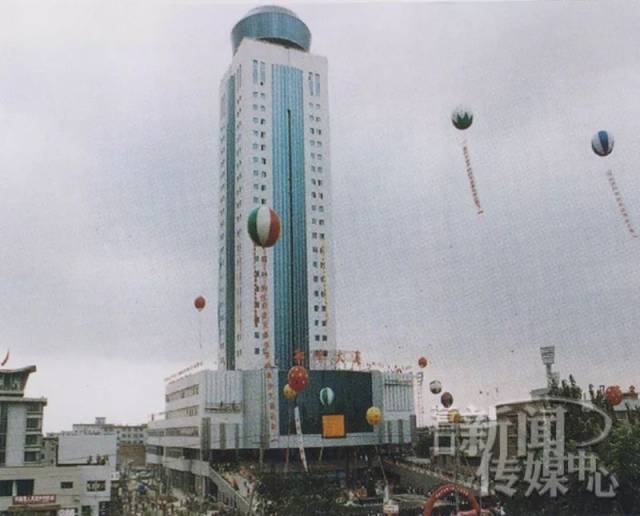 1973年,营口市邮电局迁至渤海大街新建的邮电大楼.