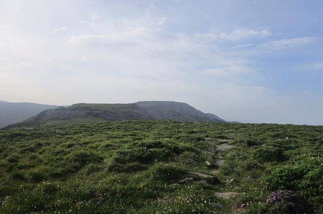 翻过一片石海,鳌山最高处标志,导航架,海拔3475米.