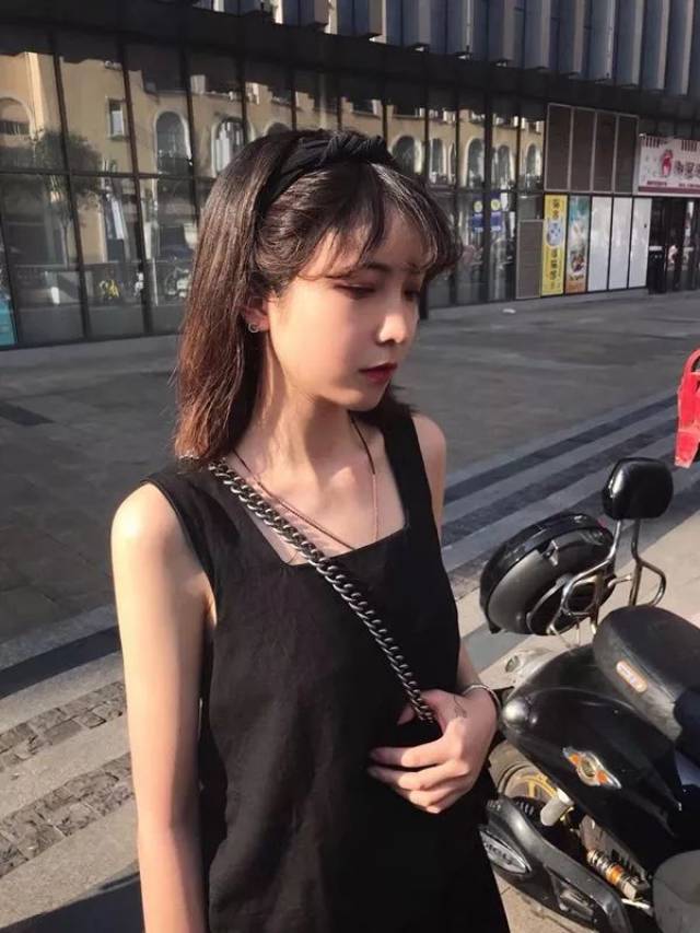 万同学就读于四川美术学院 是一名大三的女生~ 她的生日是1月31号