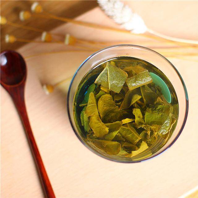 冬瓜荷叶茶能够有效的消除水肿,而且还可以预防黑色素沉着,补水润肤
