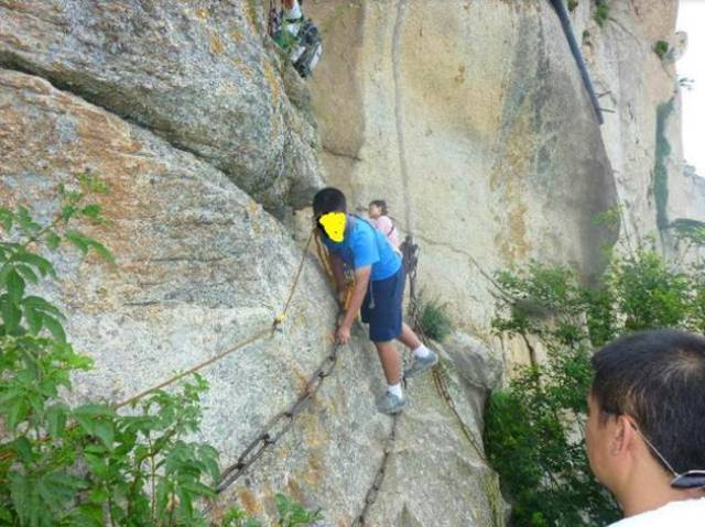 男子华山长空栈道跳崖,事发突然,幸好监控记录下全过程