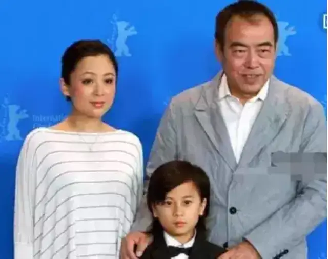 66岁陈凯歌前妻近照, 简直是土肥圆, 可是背景却秒陈红几条街
