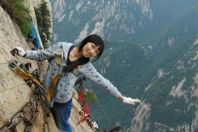 华山栈道以险峻著称,还有1个景区玻璃桥很有名,每年游客众多_手机搜狐