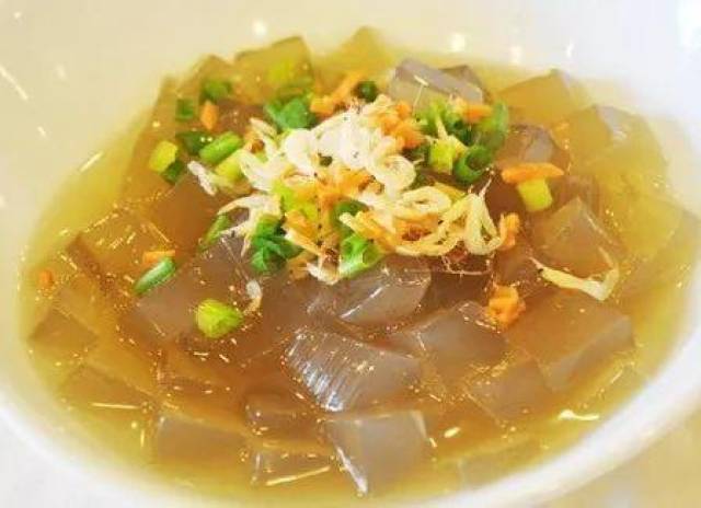 类似于果冻的凝胶状食品,所以青岛人也称之为海菜凉粉