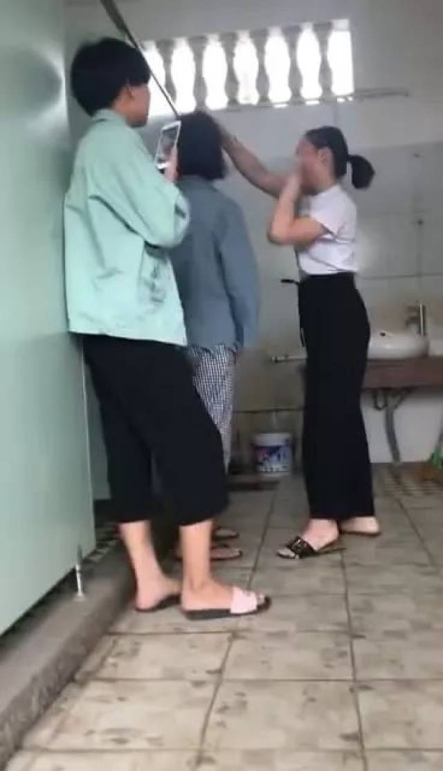 又见校园欺凌,潮汕少女厕所内被揪发狂扇十几