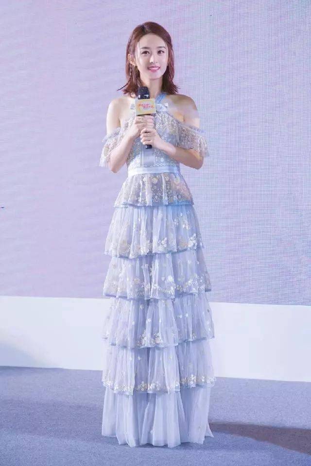 这种裙子只有赵丽颖才能穿出骨感美,陈妍希撞衫她,不自量力!