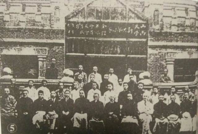 1911年的辛亥革命以推翻帝制和建立共和而彪炳史册,但革命的果实却