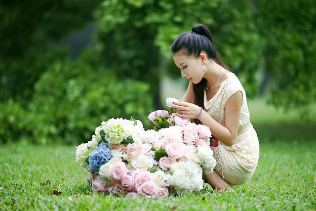 美女摄影:提花篮的美丽姑娘