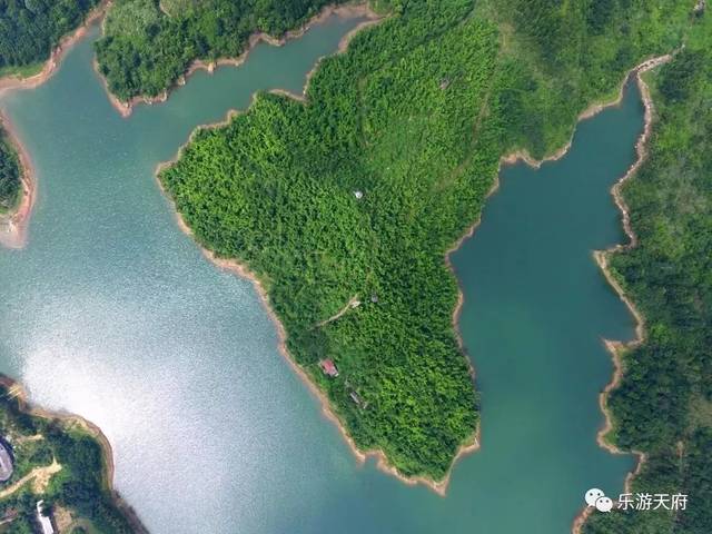 回龙沟生态旅游区位于成都市彭州市白水河,与著名风景区丹景山