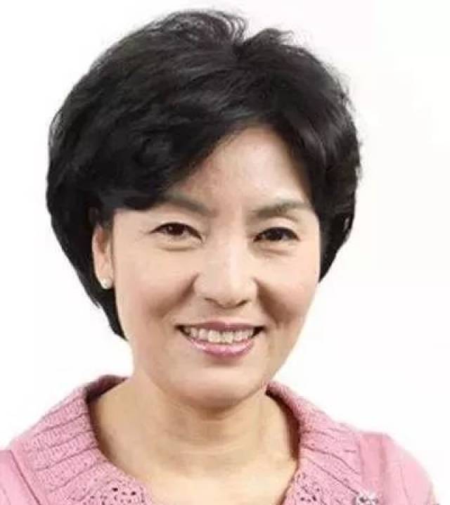 如何为阿姨们烫出更显年轻的小卷发型?